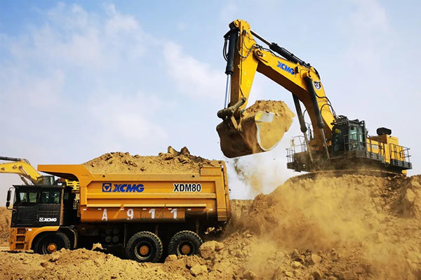 Moment of Glory! The 1,000 th XCMG Mining Truck XDM80 rolled off factory Line